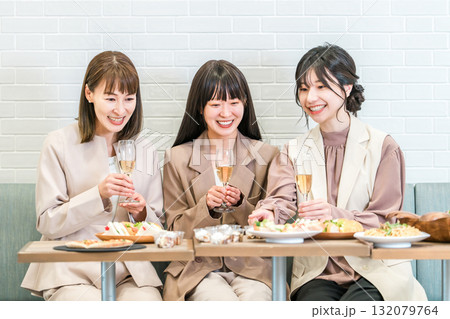 飲食店で食事会,飲み会,女子会をするビジネスウーマン 飲食店で食事会,飲み会,女子会をするビジネスウーマン 132079764