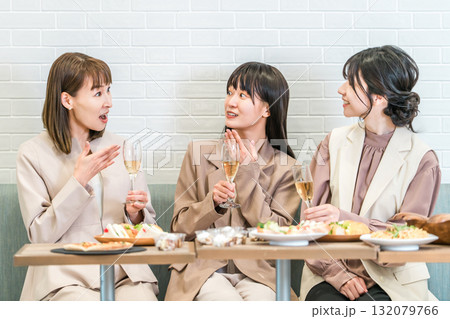 飲食店で食事会,飲み会,女子会をするビジネスウーマン 132079766
