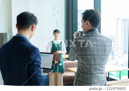 女性店員　PR　インタビュー　撮影 132079805