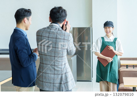 女性店員　PR　インタビュー　撮影 132079810