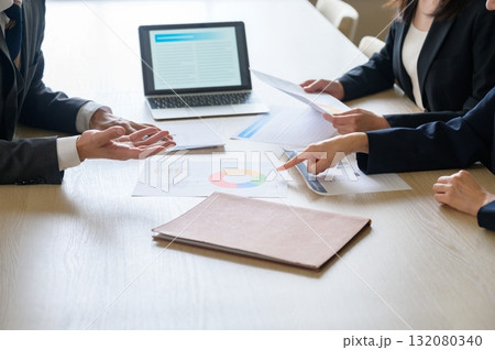 会議をする男女の手元 会議をする男女の手元 132080340