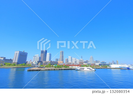 神奈川県横浜市、横浜赤レンガ倉庫とランドマークタワーの風景 神奈川県横浜市、横浜赤レンガ倉庫とランドマークタワーの風景 132080354