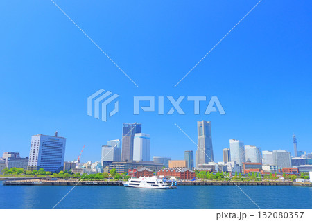神奈川県横浜市、横浜赤レンガ倉庫とランドマークタワーの風景 神奈川県横浜市、横浜赤レンガ倉庫とランドマークタワーの風景 132080357