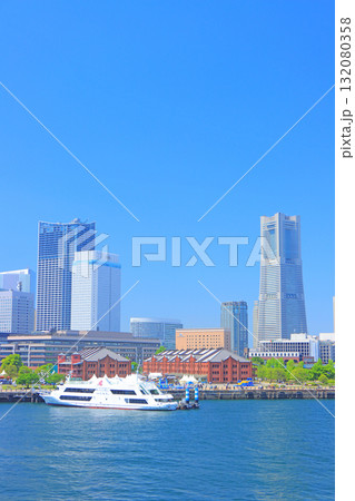 神奈川県横浜市、横浜赤レンガ倉庫とランドマークタワーの風景 132080358