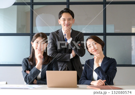 オフィスで悩むビジネスマン 132080574
