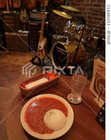 スタジオのバーのカレーライス 132080611