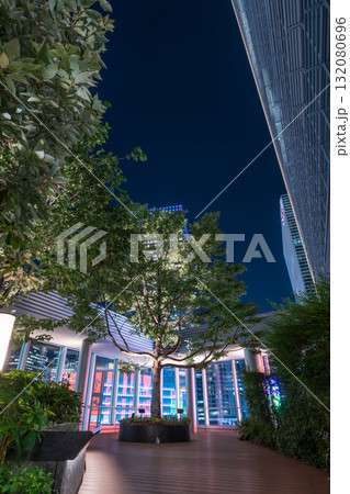 東京ミッドタウン八重洲の八重洲テラスの夜景 東京ミッドタウン八重洲の八重洲テラスの夜景 132080696