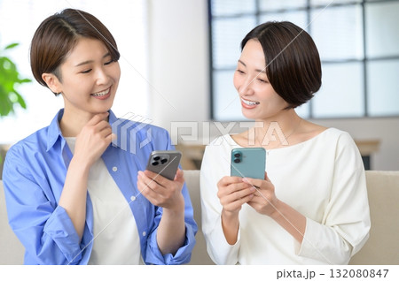 スマホを見て悩む女性 132080847