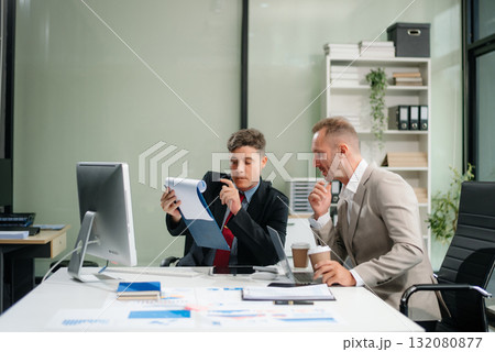 Those who work hard, win in the conference room new startup project 132080877