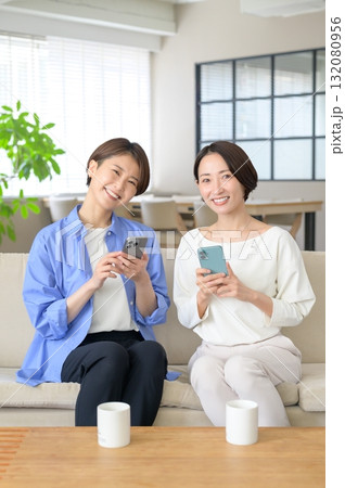 ソファに座って会話をする日本人女性 132080956