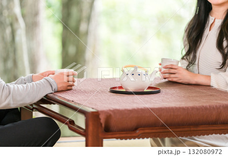 庭の景色が見える旅館の和室でお茶を飲むカップル,夫婦 庭の景色が見える旅館の和室でお茶を飲むカップル,夫婦 132080972