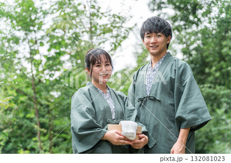 温泉旅行に来た浴衣姿のカップル・夫婦 132081023