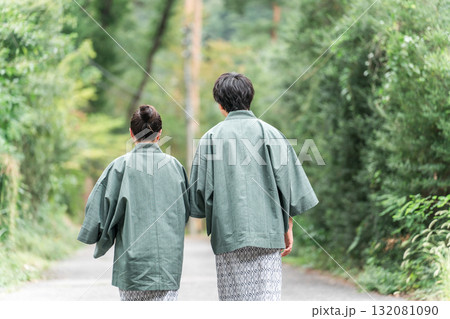 温泉旅行に来た浴衣姿のカップル・夫婦の後ろ姿 132081090