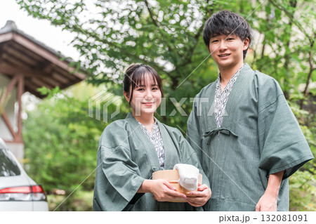 温泉旅行に来た浴衣姿のカップル・夫婦 132081091