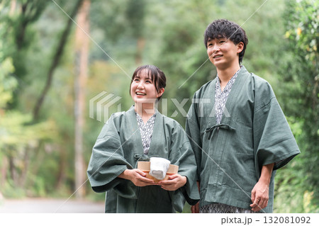 温泉旅行に来た浴衣姿のカップル・夫婦 132081092