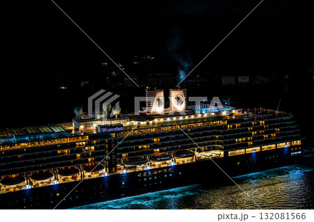 長崎港客船出港（Westerdam）女神大橋から夜景ライトアップ【長崎市】 132081566
