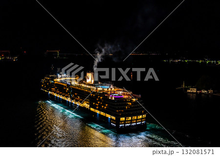 長崎港客船出港（Westerdam）女神大橋から夜景ライトアップ【長崎市】 132081571