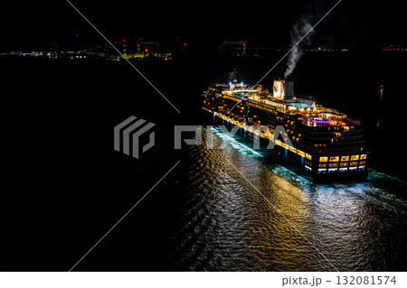 長崎港客船出港(Westerdam)女神大橋から夜景ライトアップ【長崎市】 長崎港客船出港(Westerdam)女神大橋から夜景ライトアップ【長崎市】 132081574