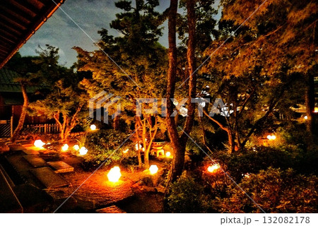 行燈の灯りが灯る夜の庭園 行燈の灯りが灯る夜の庭園 132082178