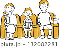 映画館で映画を楽しむ家族のイラスト 132082281
