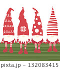 北欧の妖精トムテが大地に座っているクリスマス用ベクターイラスト 132083415