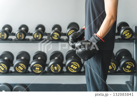 スポーツジムでボクシンググローブをつける男性 132083841
