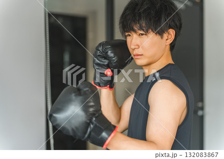 ジム,トレーニングジムでボクササイズをする若いアジア人男性 132083867
