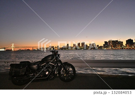 レインボーブリッジと大都会の夜景とアメリカンバイク レインボーブリッジと大都会の夜景とアメリカンバイク 132084053