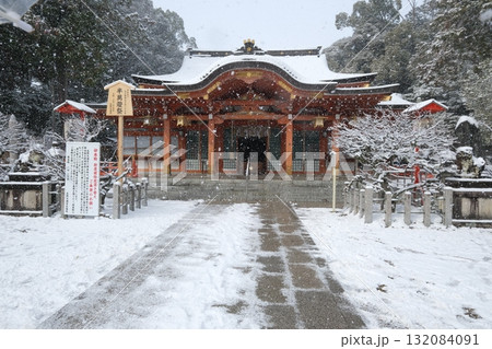 雪の長岡天満宮 132084091