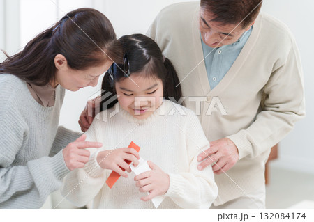 孫にお年玉をあげる祖父母 132084174