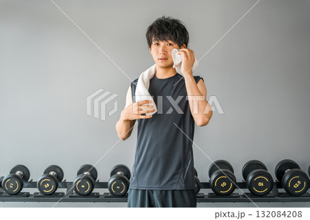 トレーニングジムにいるスポーツウェア姿の若いアジア人男性 トレーニングジムにいるスポーツウェア姿の若いアジア人男性 132084208
