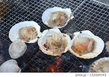 バーベキューで焼く新鮮な帆立と貝 バーベキューで焼く新鮮な帆立と貝 132084343
