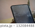 スマホの液晶　割れる 132084488