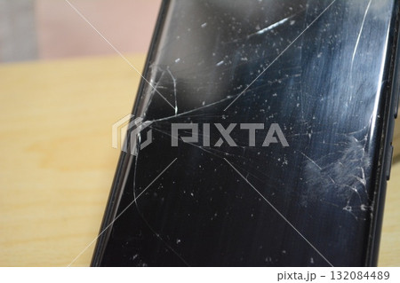 スマホの液晶　割れる 132084489