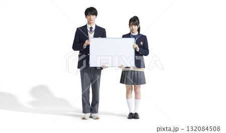 メッセージボードを持つ高校生 132084508