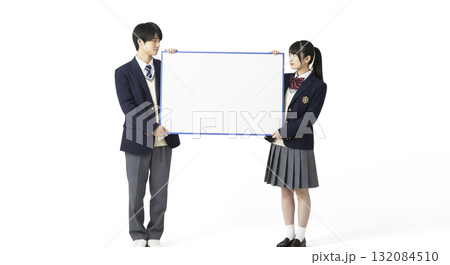 メッセージボードを持つ高校生 メッセージボードを持つ高校生 132084510