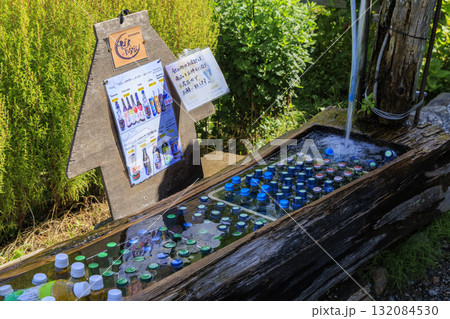 白川郷の湧き水で飲み物を冷やす伝統的なドリンクスタンド 132084530