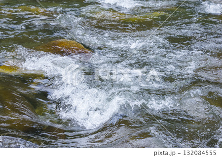 澄んだ水の流れる川がある風景 鳥取県 若桜町 澄んだ水の流れる川がある風景 鳥取県 若桜町 132084555