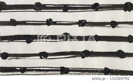 手描きで描いた粒のある線、墨と筆で描いた掠れたボーダー、毛筆でドローイングしたバナーサイズの水墨画 132084792