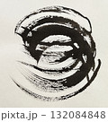毛筆手描きで描いた円形、墨と筆で描いた掠れた曲線、毛筆で水墨画 132084848
