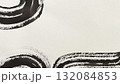 墨と筆で描いた掠れた線、ダイナミックな線のドローイング、コピースペースのあるバナーサイズの絵 132084853