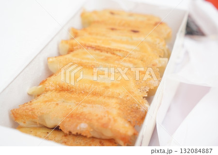 宇都宮名物の焼き餃子を持ち帰り用の箱に詰めた出来立ての写真 宇都宮名物の焼き餃子を持ち帰り用の箱に詰めた出来立ての写真 132084887