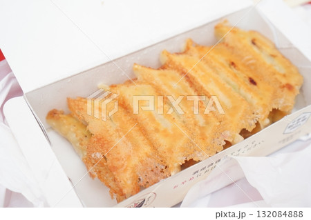 宇都宮名物の焼き餃子を持ち帰り用の箱に詰めた出来立ての写真 宇都宮名物の焼き餃子を持ち帰り用の箱に詰めた出来立ての写真 132084888