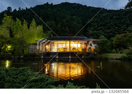 静岡県藤枝市にある日本建築の茶室と日本庭園「玉露の里」 静岡県藤枝市にある日本建築の茶室と日本庭園「玉露の里」 132085568