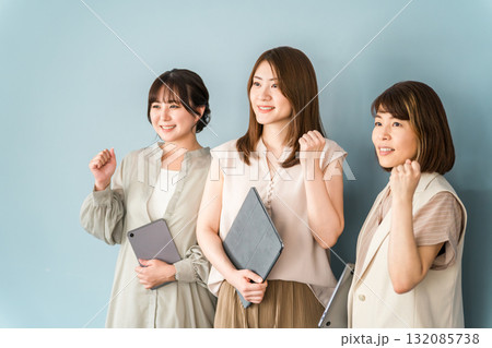 私服でパソコンを持つビジネスウーマン・デザイナー・働く女性（服装自由） 132085738