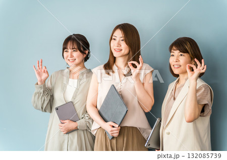 私服でパソコンを持つビジネスウーマン・デザイナー・働く女性(服装自由) 私服でパソコンを持つビジネスウーマン・デザイナー・働く女性(服装自由) 132085739