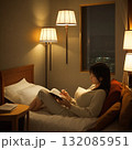 ベッドで読書する女性 132085951