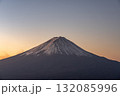 朝焼けに染まる富士山の山頂 132085996