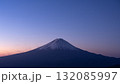 朝焼けに染まる富士山　マジックアワー 132085997