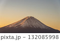 朝焼けに染まる富士山 132085998